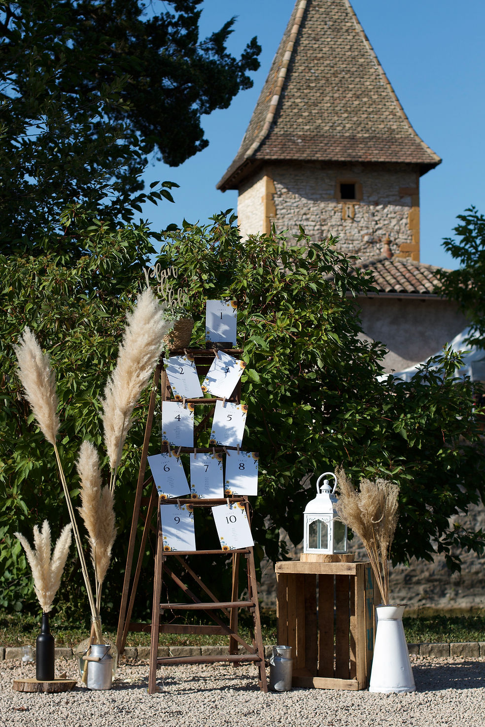 La tour en pierre et les jardins du Domaine de Marzé