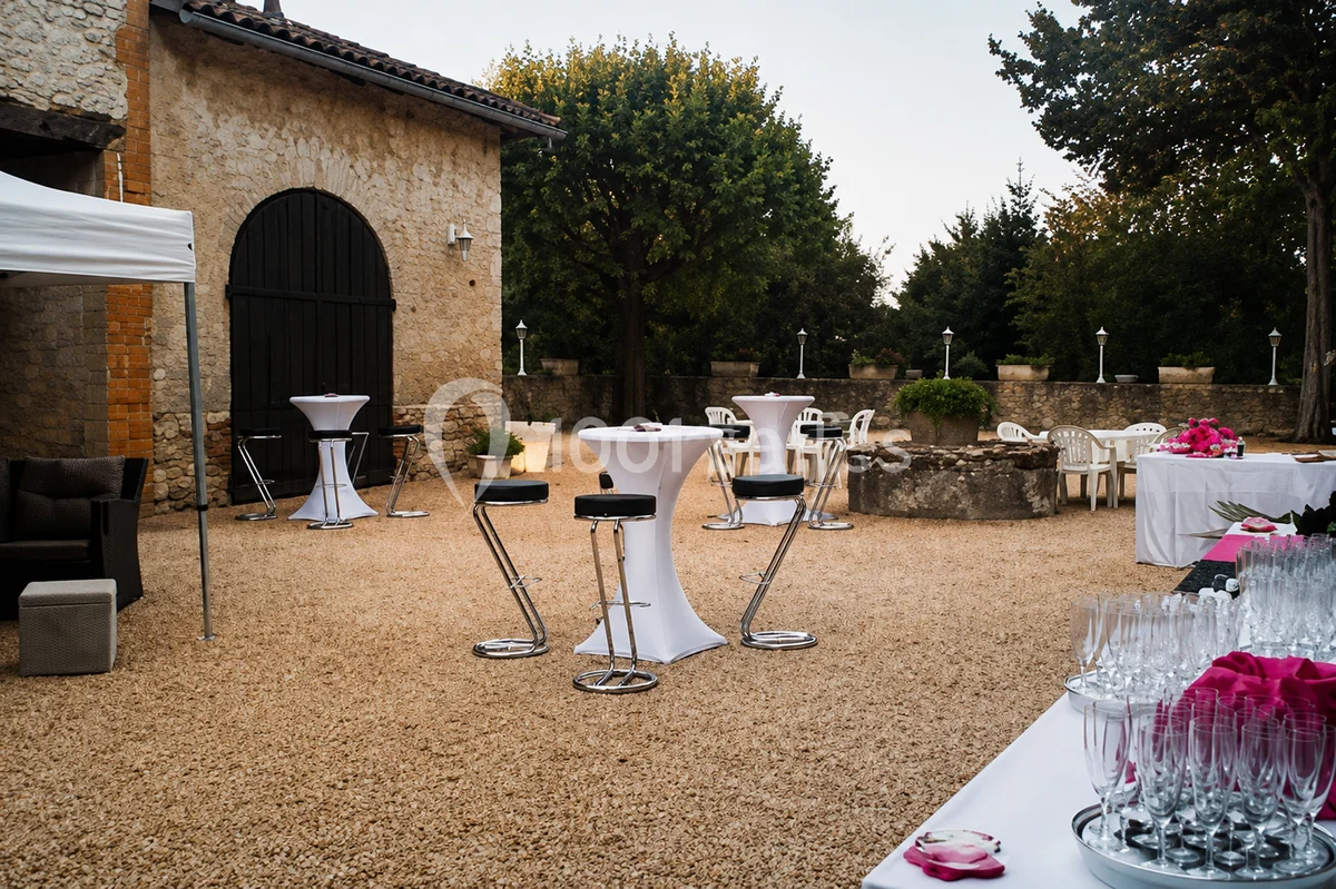 La cour du Domaine de Marzé pour le vin d’honneur